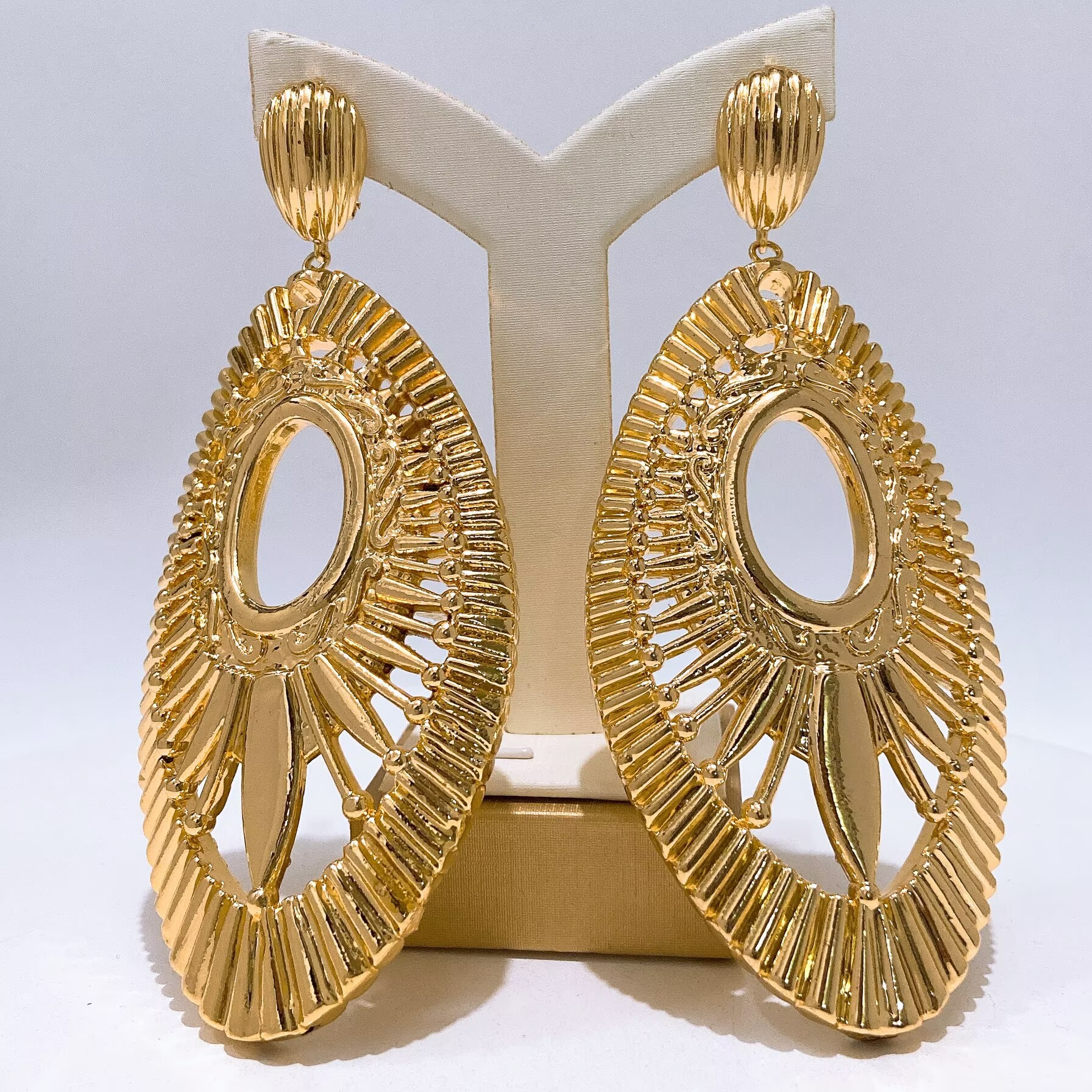 Vintage Gold Hollow Oval Sunbu - огляд і ціна Vintage Fashion Look
