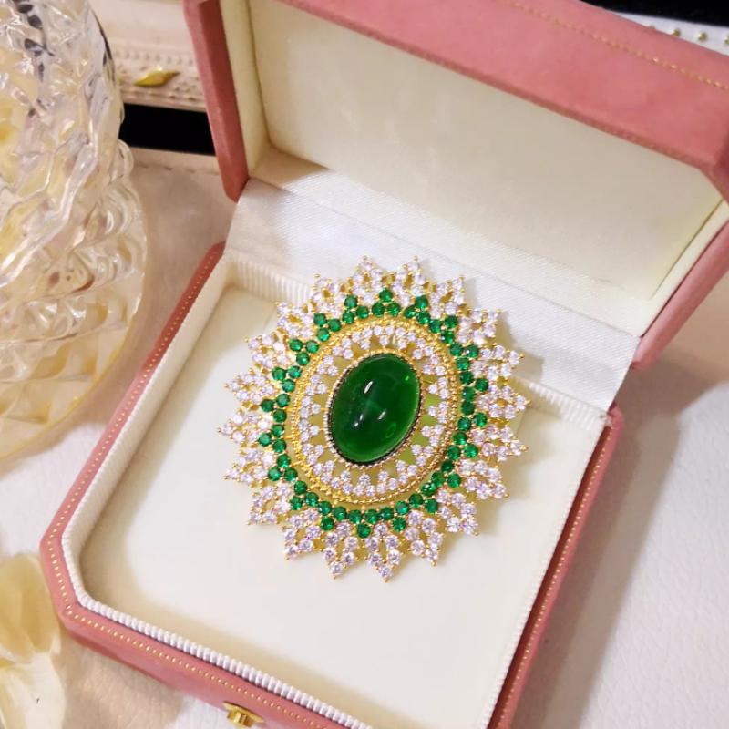 Court Style Emerald Brooch For - огляд і ціна Vintage Fashion Events