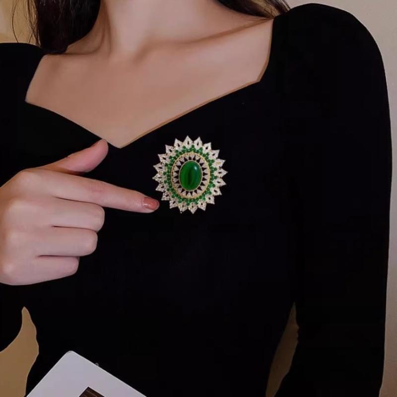 Court Style Emerald Brooch For - огляд і ціна Vintage Fashion Events